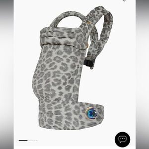 Artipoppe zeitgeist light grey leopard Carrier with Peacock Accent